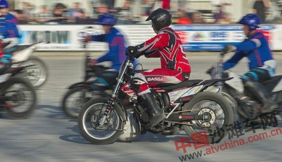 【图】野蛮的摩托车足球比赛