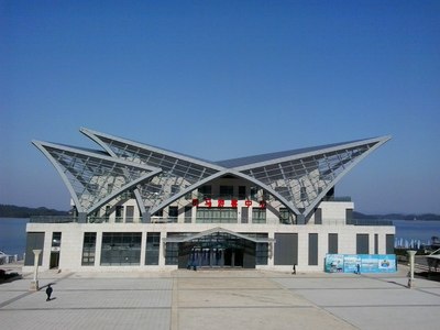 02年世界杯就是政治足球的结果韩日联合主办非常需要中国球迷去拉动经济特别是韩国另外郑梦准和张吉龙都是亚足联的高官非常需要互相支持一把所以才成功的。就算换成别的教练也硬要把中国队抬进去。现今不一样了中国足协把亚足联都德罪了另外也没有中国人在亚足联里面当官世界杯直播在线观看——高清足球直播平台推荐再加上中国足协每届都往监狱里