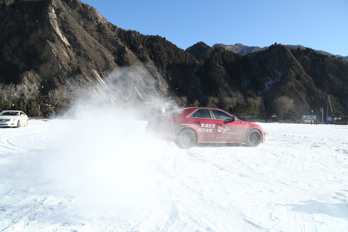 【图】cts雪地漂移!听听这6缸发动机的轰鸣声!_凯迪拉克CTS论坛_汽车之家论坛