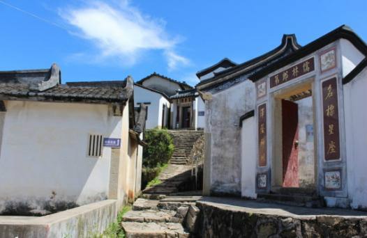 田家炳祖居附近.问我他是谁?很有社会爱的香港企业家,有兴趣找度娘.