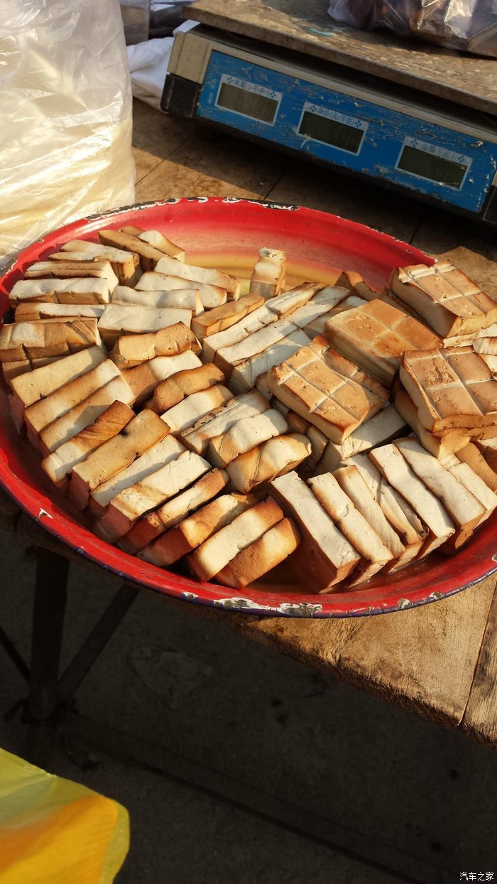 曲阜名吃,熏豆腐肥肉加桂皮辣椒.