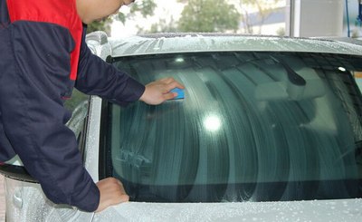 给我奥迪Q5玻璃去油膜作业图 感觉下雨模糊的赶紧去去油!!