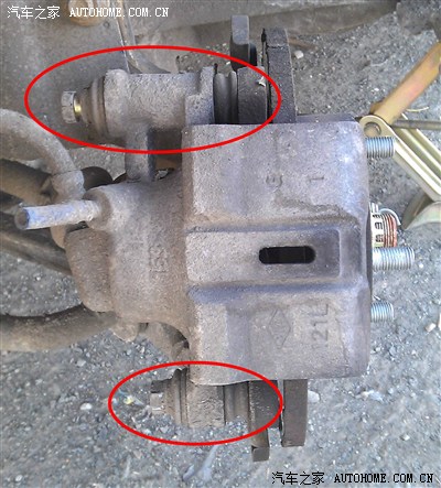 用一字螺丝翘一下,两片刹车蹄,使刹车分泵复位,便于之后拆下刹车蹄片