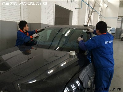 用吸盘把新玻璃安装到位