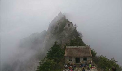 铁庙挺立于太兴山巅