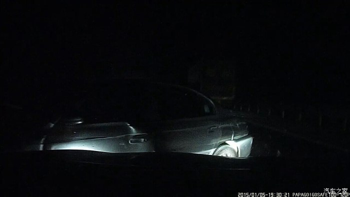 视频已上:亲身体验,捡回一命,夜晚高速撞车不设警示致二次事故