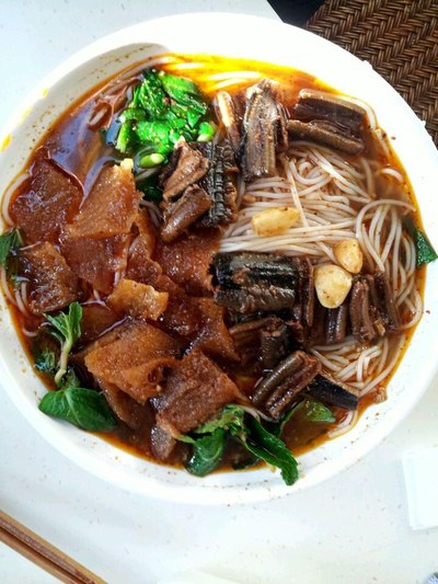 鳝鱼米线推荐两家:红塔山饭店和青堆米线店.