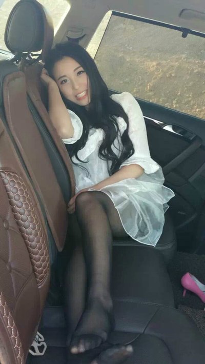 好车配好媳妇,媳妇当车模黑丝性感出镜