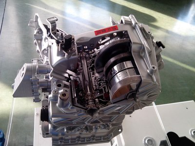 盛瑞员工开搭载盛瑞8AT的陆风X5车_陆风X5论