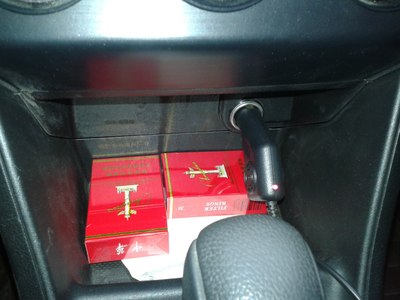 咱们的后备箱不是自动能打开吧?