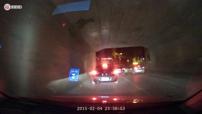 2月5日凌晨友爱南路铁路桥下泥土车漏土~~过画视频美眉图片