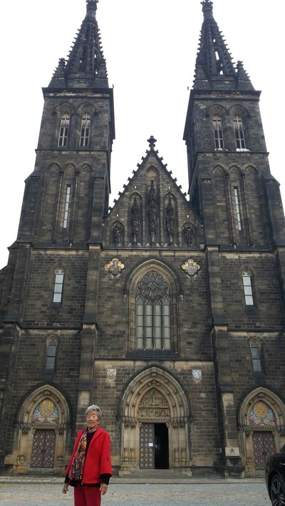 带上86岁老妈,穷游欧亚34国,吃住车上。_自驾