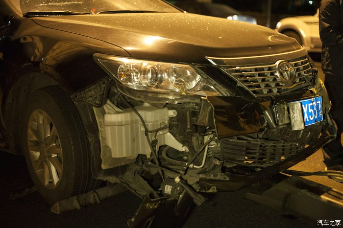 【图】凯7出事了,上海美国总领事馆被撞!