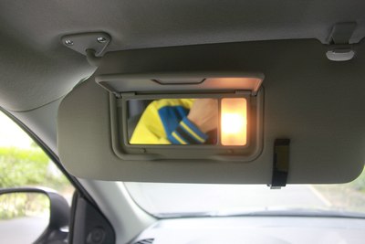 ▼ 正副驾驶位的遮阳板都带小镜子,而且还有灯源,这里要向三菱