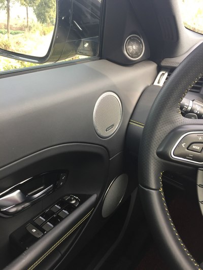 这是主驾驶室的音响和操作键(玻璃门锁,四门玻璃控制键,倒车镜调节键