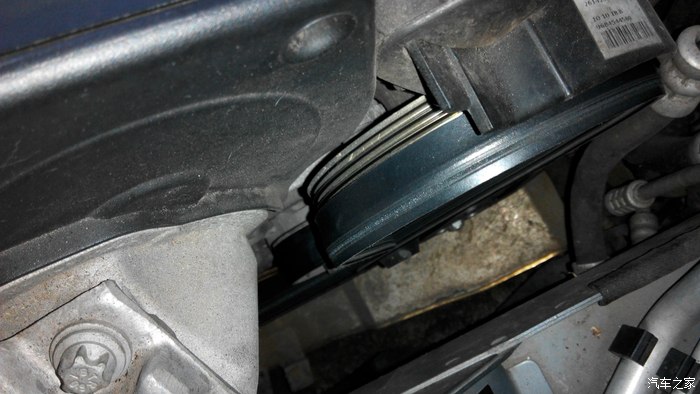 【图】求助:发动机皮带跑偏了,错位了,怎么办啊