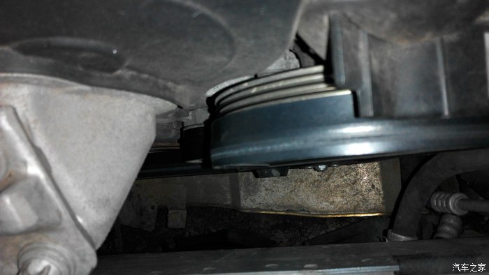 【图】求助:发动机皮带跑偏了,错位了,怎么办啊