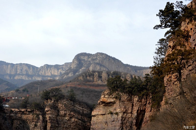 寺庙都是紧挨山崖而建，地势险要登到山顶，太行山的巍峨气势尽收眼底。