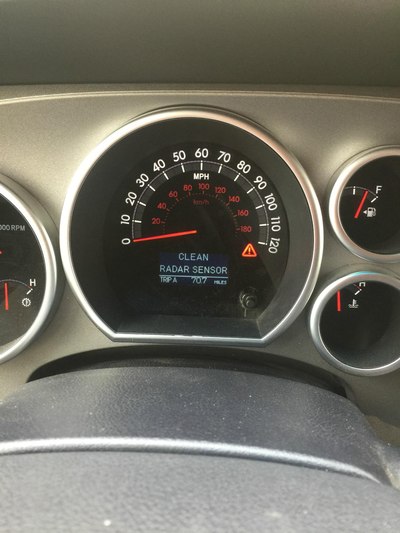 故障灯含义:车前的自适应雷达感应探头太脏,无法正常感应车前道路