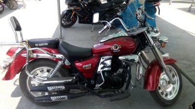 一辆是国产国威250太子摩托车.