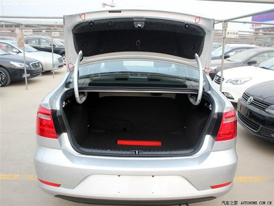 怎么我的13宝来后备箱盖有4个洞?