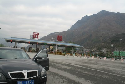 以下照片是4月7日早上8点出陇南武都区收费站时的情景.