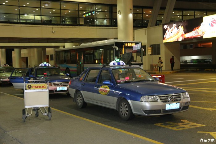 原本以为浦东机场出租车会非常紧张,没想到非常顺利就搭乘出租车了