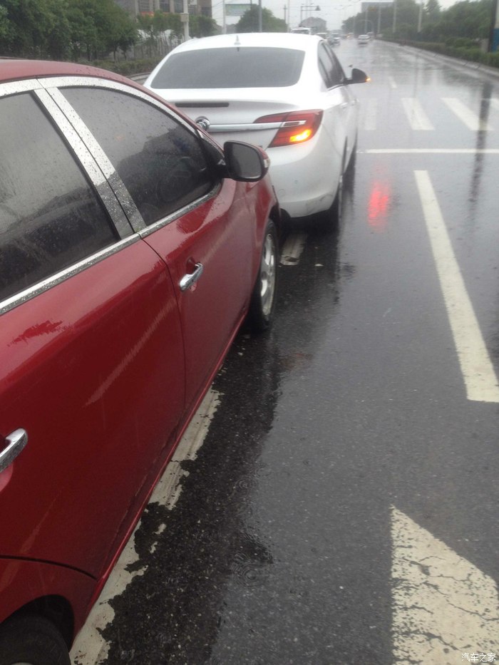 下雨天红绿灯路口被追尾雨天开车要小心