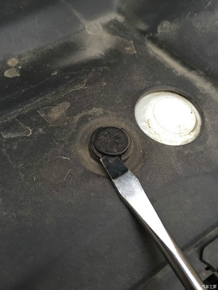 灯泡旋转一点就可以把原装灯泡取出来 然后把led的灯泡换上高清图片