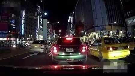 【图】碰瓷狗跟女司机捧火了行车记录仪,怎么