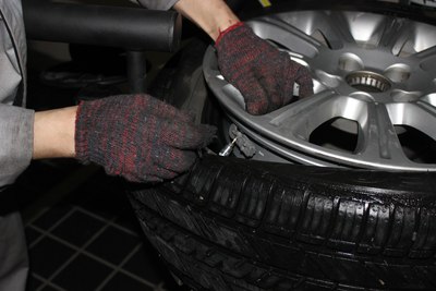 带黑仔去4S店维修换个轮胎喷个漆!_凯迪拉克