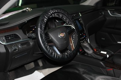 带黑仔去4S店维修换个轮胎喷个漆!_凯迪拉克