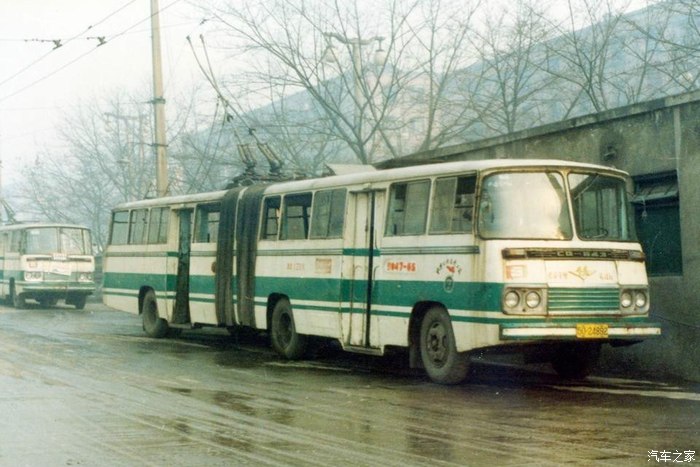 重庆曾经的无轨电车,又称"辫子电车.