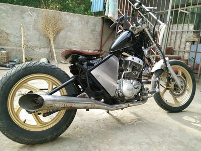 自己忙中偷闲改装复古雅马哈劲龙250