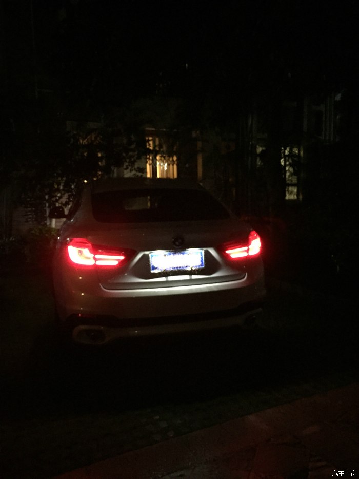夜晚,尾灯!