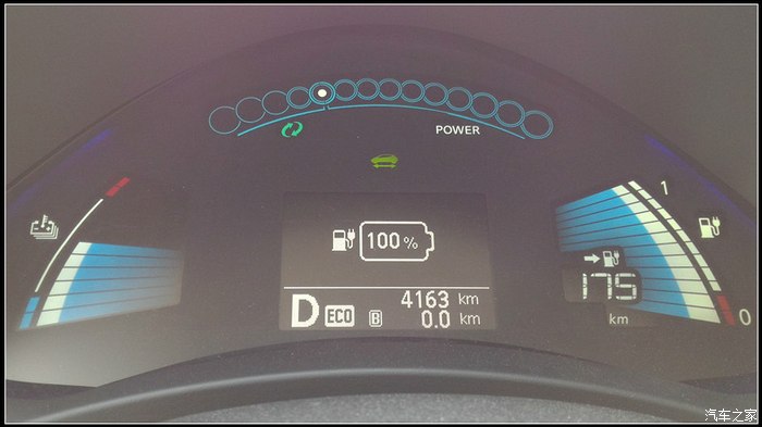 续航里程有限,大致是低于28km的时候,仪表盘就提醒你该注意充电了高清图片