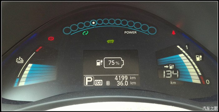 续航里程有限,大致是低于28km的时候,仪表盘就提醒你该注意充电了高清图片