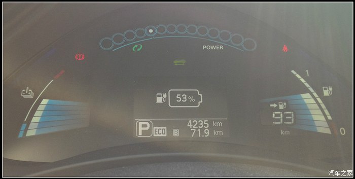 续航里程有限,大致是低于28km的时候,仪表盘就提醒你该注意充电了高清图片