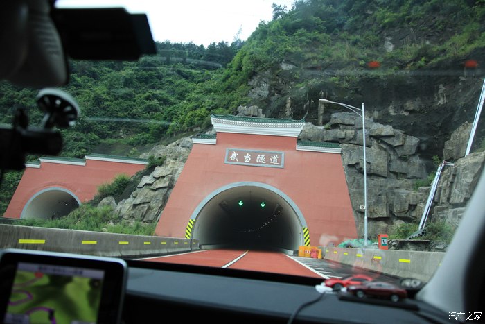 现在十堰到房县已经有高速可以走了但是中间有一段隧道没修通必须绕行