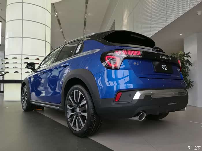 车身侧面,机甲式轮眉设计是领克02的特征,轮眉而厚.