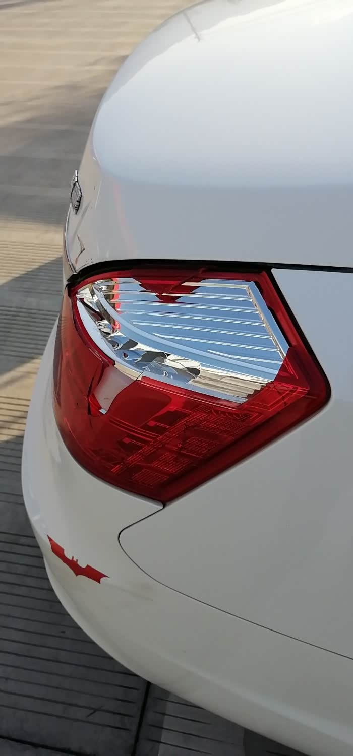 17百万款帝豪后尾灯更换