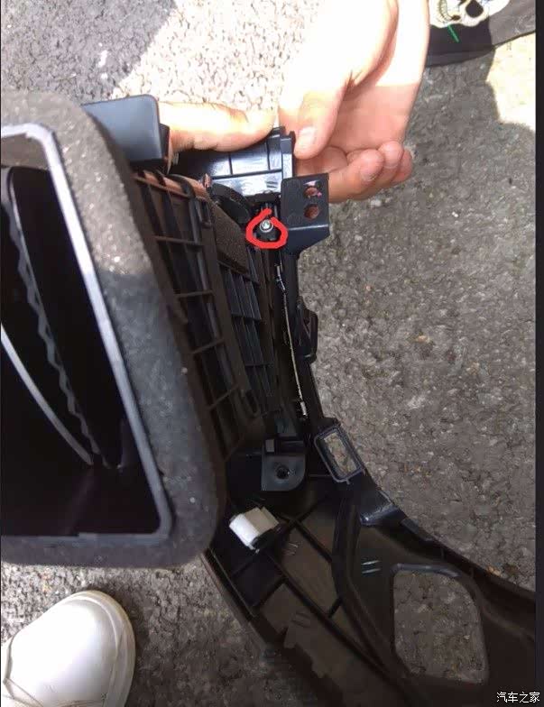 更换起亚k3空调出风口拨片