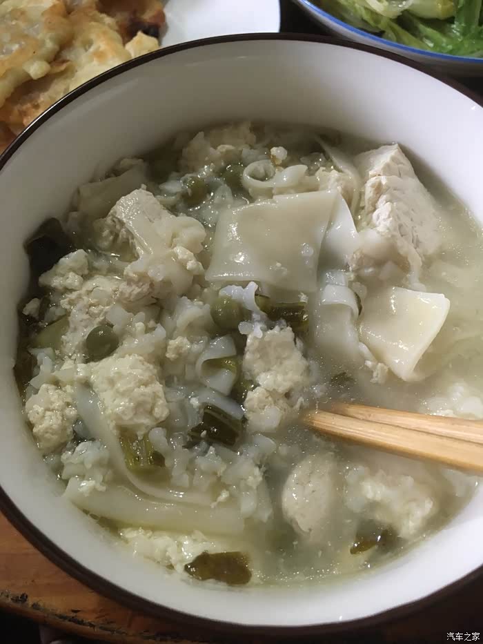 最美不过家乡美食品尝土酸菜豆花稀饭