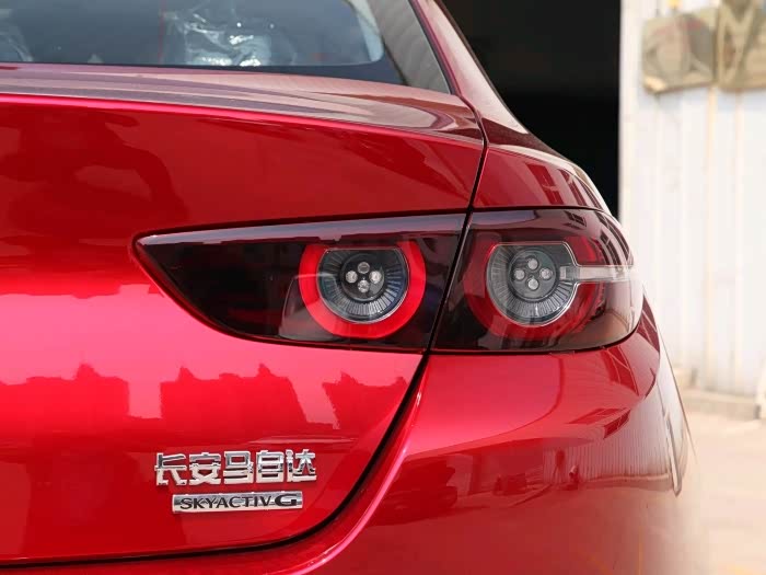 马自达320自动质雅版车型尾灯是圆的还是半圆的