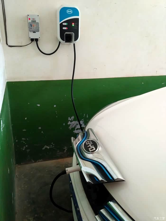 全新比亚迪e5充电时金属外壳带电