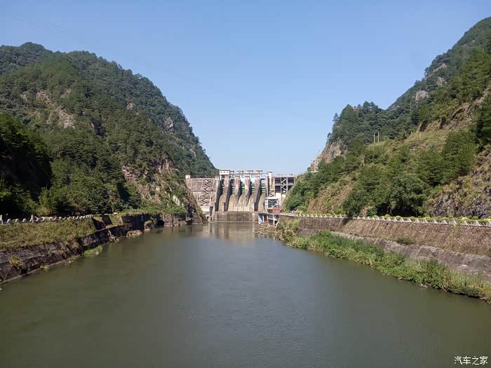 这里就是长潭水库大坝,十几年前以为这样的大坝很雄伟了,其实它依然