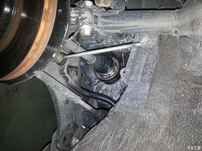 左前轮被卸下,露出半轴螺丝的位置.