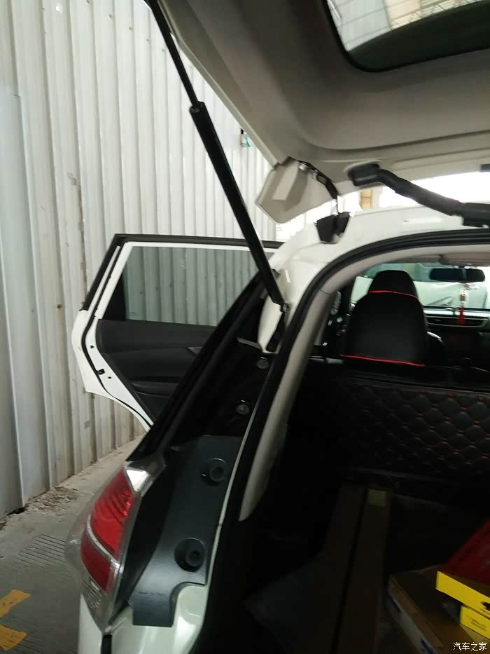 奇骏更换后尾门气动撑杆.
