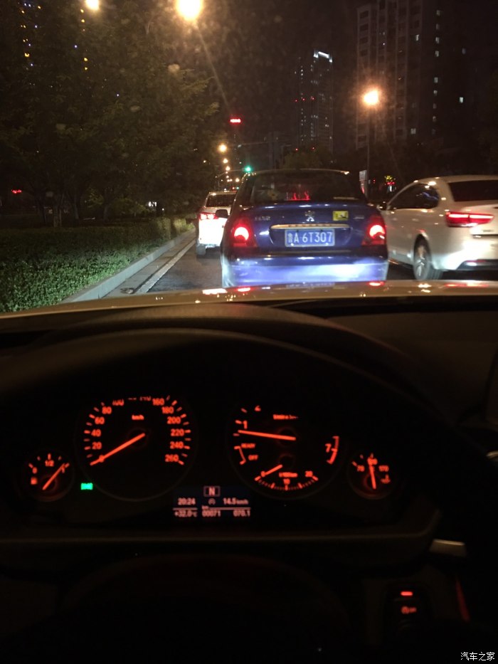 夜间开车的时候,里面的灯都是红色的可以改变颜色吗?