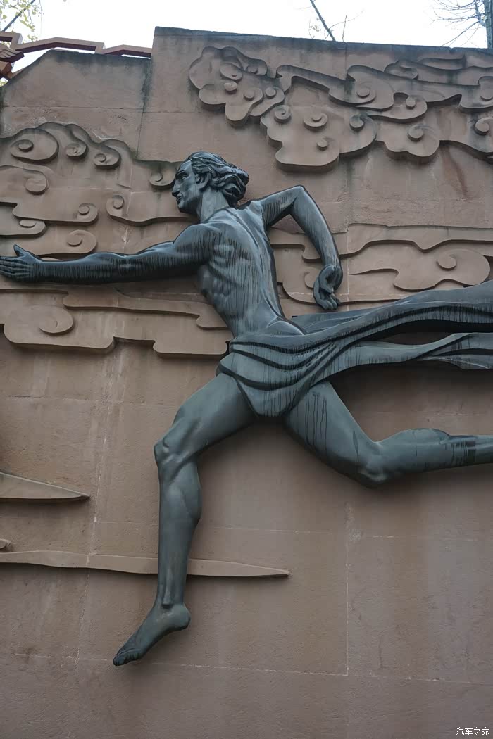 漫长的奥运历史在浮雕墙上精彩呈现